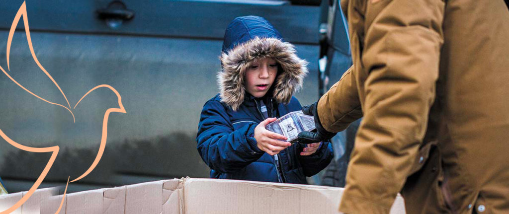 Solidarité Kosovo offre un cadeau à un enfant